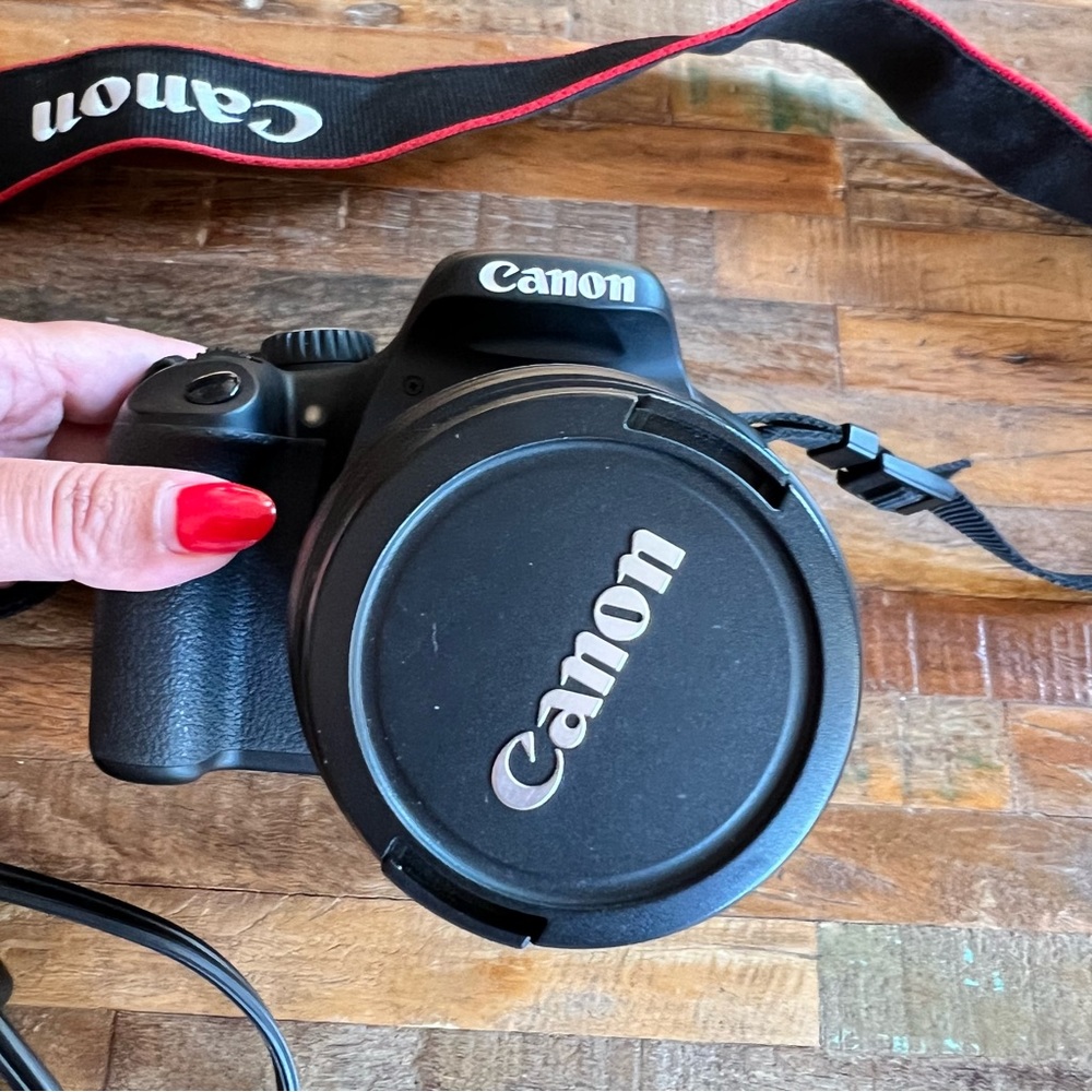 Canon EOS Rebel T2i DSLR Camera with EF-S 18-55mm f/3.5-5.6 IS Lens - Picture 4 of 10